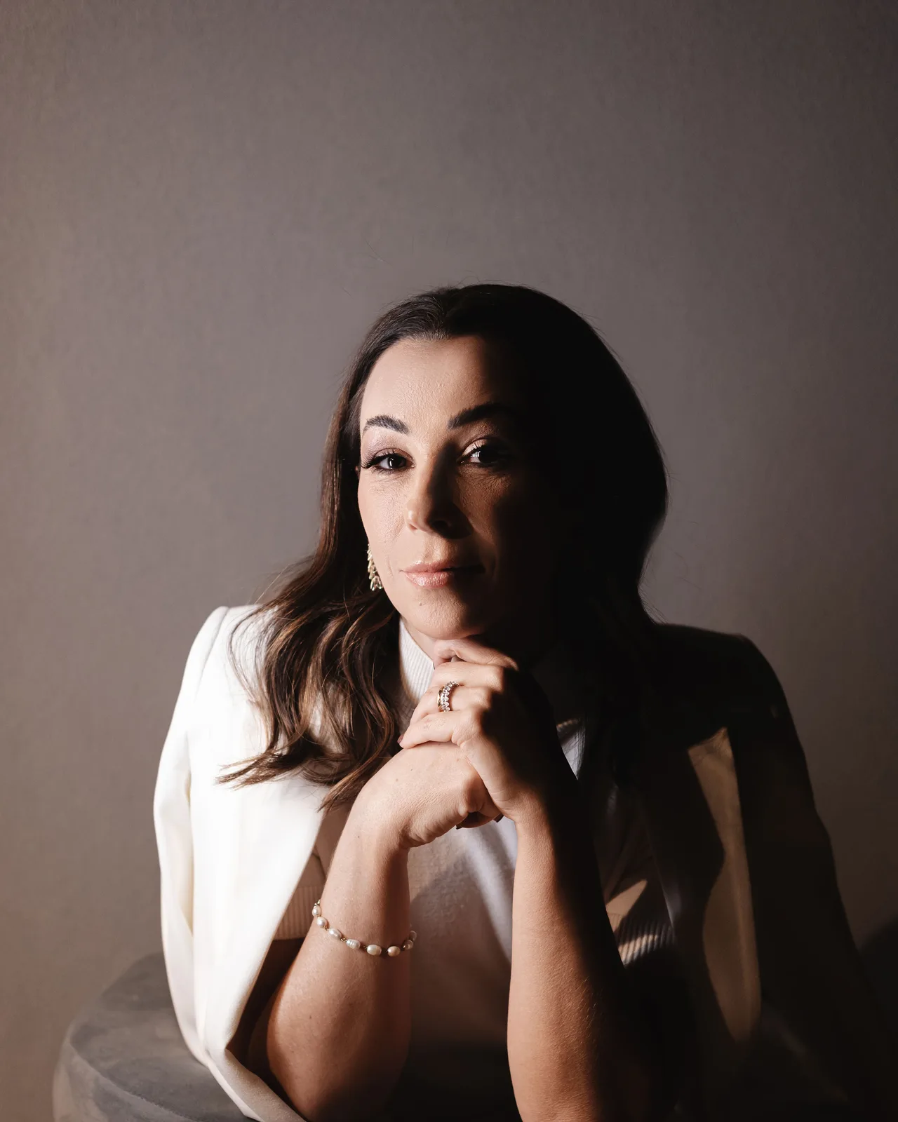 Dra. Natália Sanfins em retrato com blazer claro