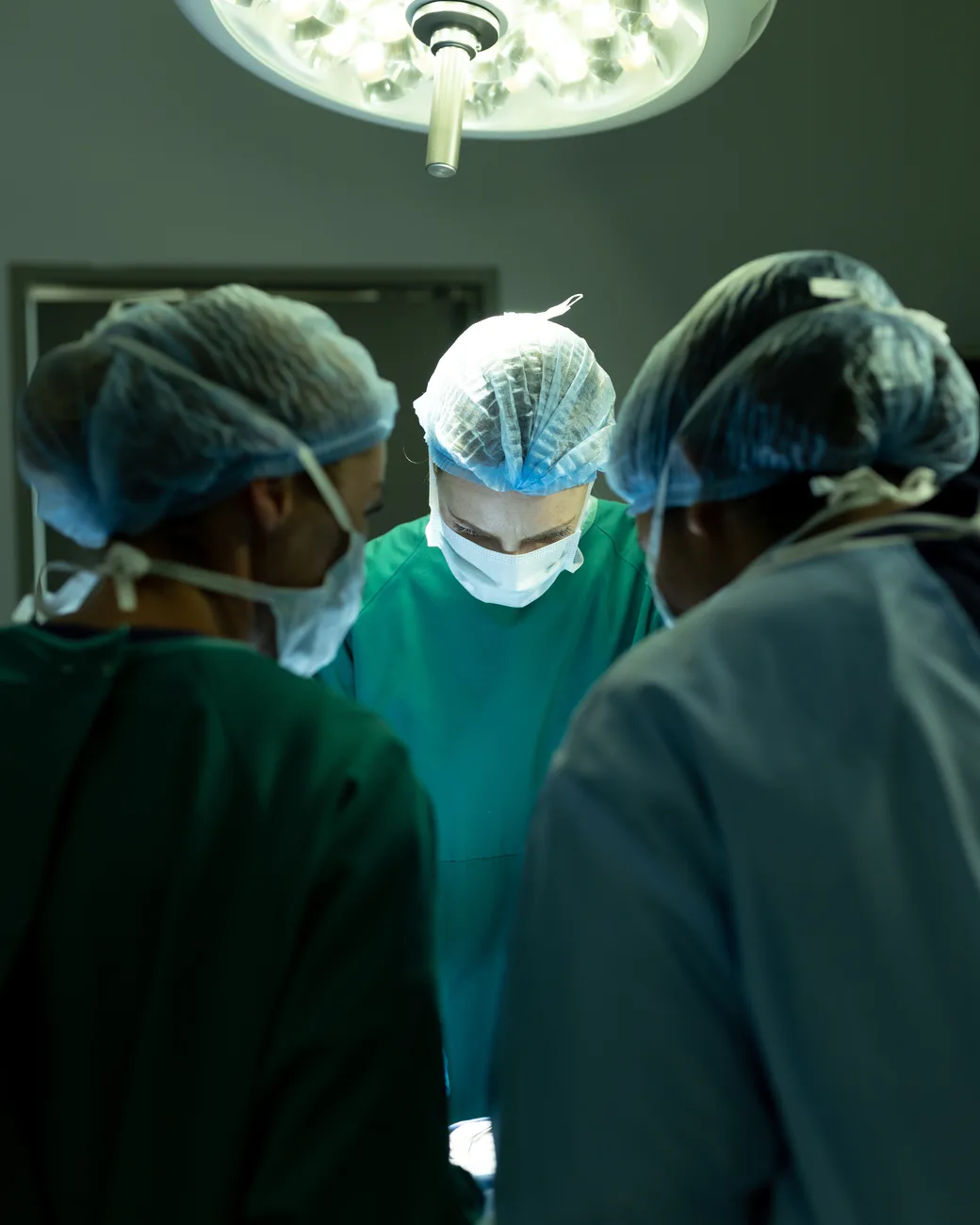 Equipe médica durante procedimento em sala de cirurgia