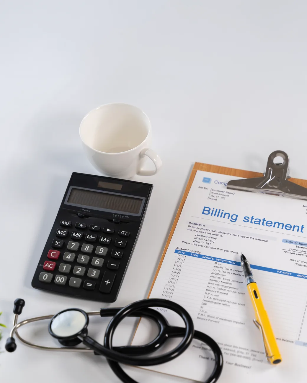 Extrato de despesas médicas sobre a mesa, com calculadora e estetoscópio